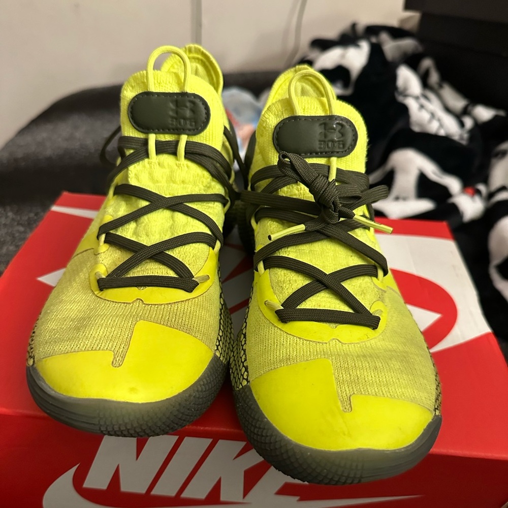 Under Armour Steph Curry Youth size 3 Koy Basketball Shoes